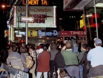 Jak jest średnia powierzchnia nośnika reklamy OOH na Times Square?