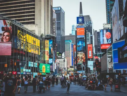 Jak jest średnia powierzchnia nośnika reklamy OOH na Times Square?
