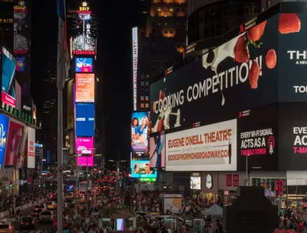 Jak jest średnia powierzchnia nośnika reklamy OOH na Times Square?