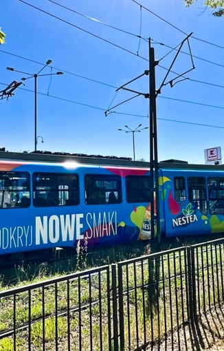 Nestea - reklama na tramwajach w Krakowie