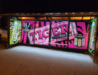 Tiger - niestandardowa reklama na przystankach komunikacji miejskiej