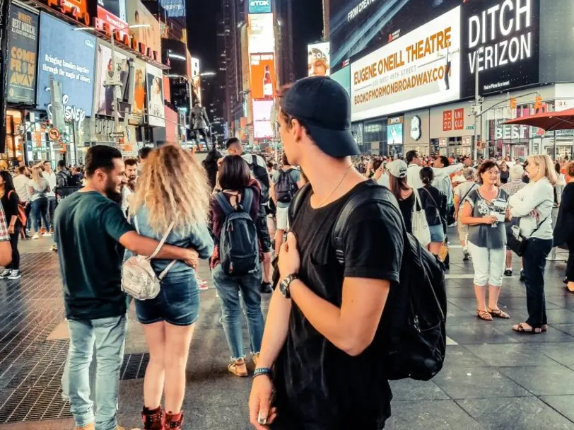 Jak jest średnia powierzchnia nośnika reklamy OOH na Times Square?