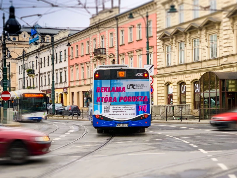 Skuteczność reklamy tranzytowej w 2025 roku. Co naprawdę pokazują badania TGI?
