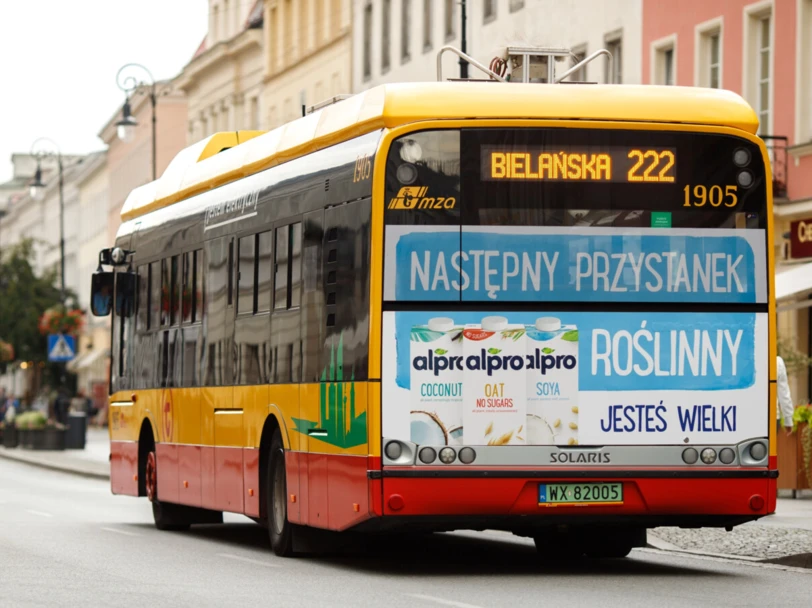Reklama na autobusach w Warszawie. Jak skutecznie dotrzeć do kierowców i pasażerów w 2026 roku?