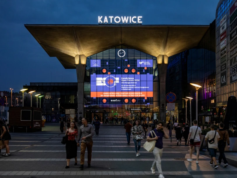 Reklama na ekranach LCD (DOOH) - czym jest i gdzie się sprawdza?
