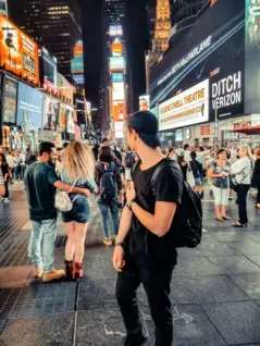 Jak jest średnia powierzchnia nośnika reklamy OOH na Times Square?