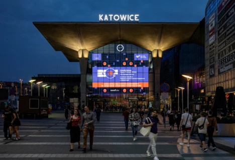 Reklama na ekranach LCD (DOOH) - czym jest, jak działa i gdzie się sprawdza?